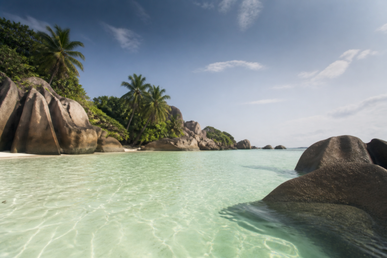 Lagon peu profond d’Anse Source d’Argent à La Digue, avec ses rochers de granit et son eau turquoise