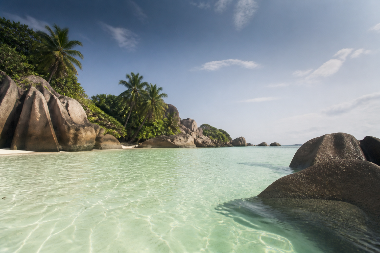 Lagon peu profond d’Anse Source d’Argent à La Digue, avec ses rochers de granit et son eau turquoise