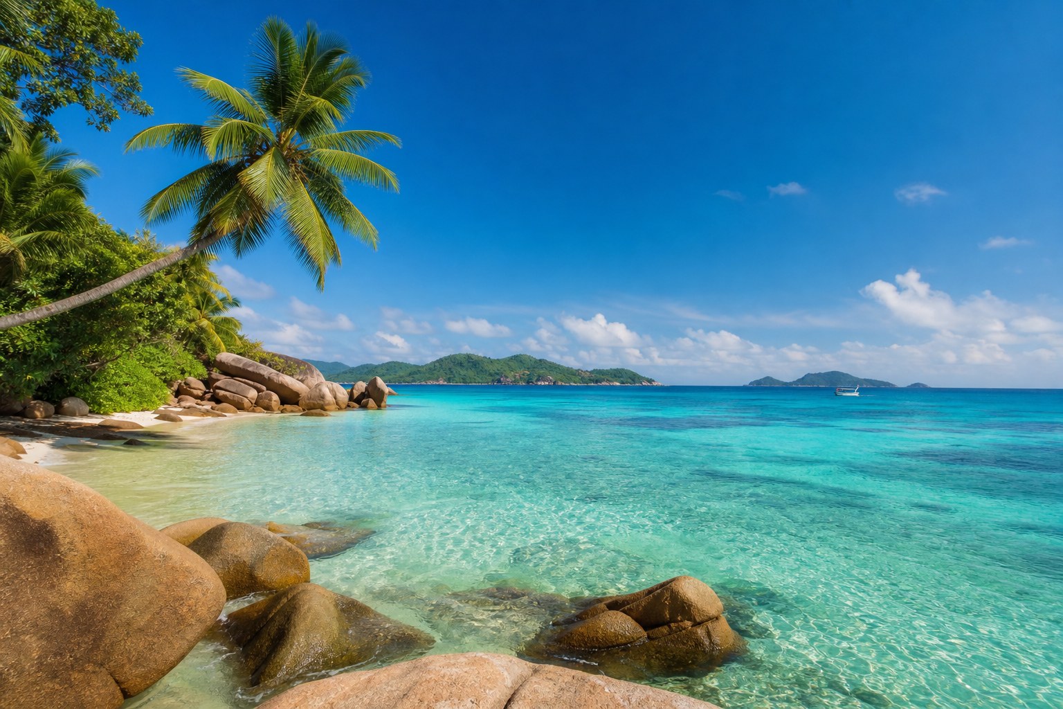 Lagon tropical turquoise pour comparer les îles et destinations mer