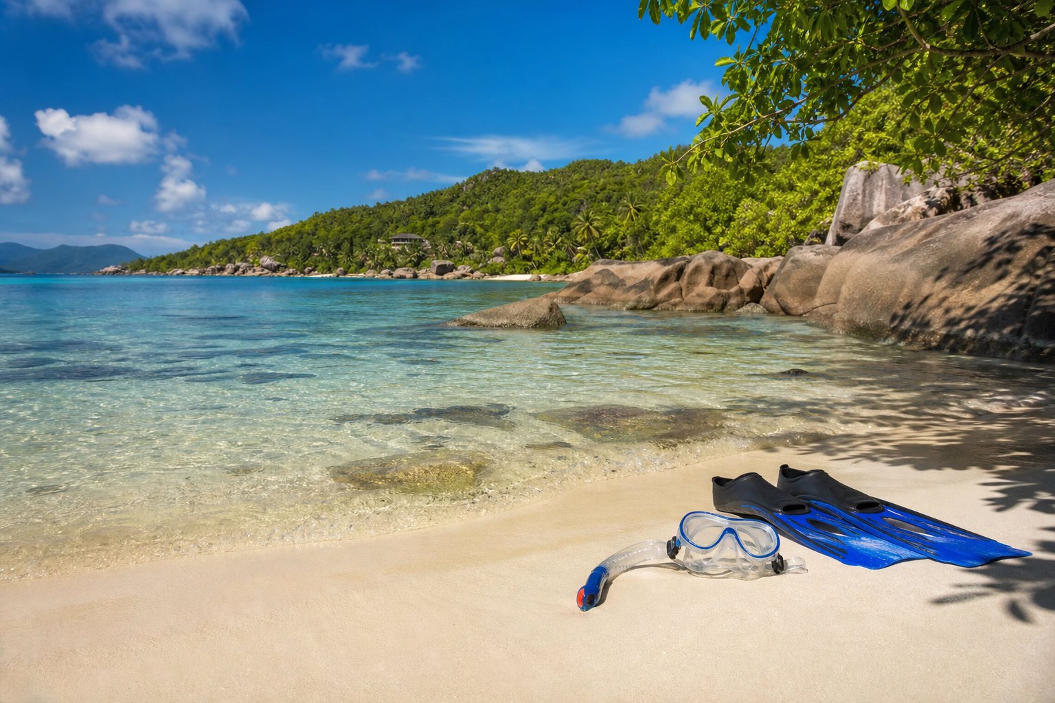 Masque et palmes sur une plage de Mahé aux eaux calmes