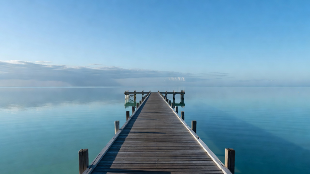 Mer tropicale bleu clair sous un ciel dégagé, horizon d'île au loin