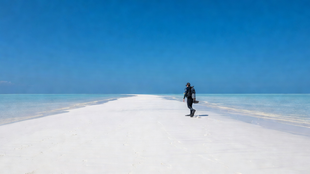 Horizon bleu d'un atoll maldivien, mer et ciel au-dessus d'une bande de sable clair